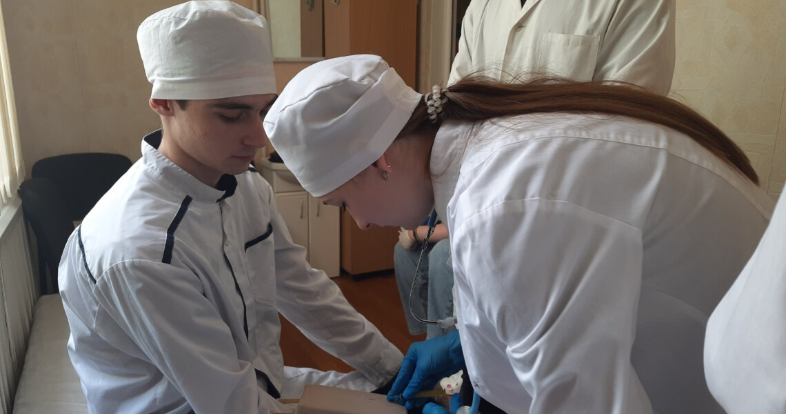 Практичне навчання майбутніх медиків: студенти ПДМУ опановують клінічні маніпуляції на симуляційних тренажерах