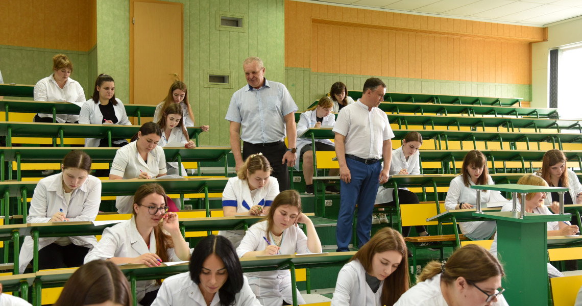 У червневі дні у Полтавському державному медичному університеті спекотна екзаменаційна пора