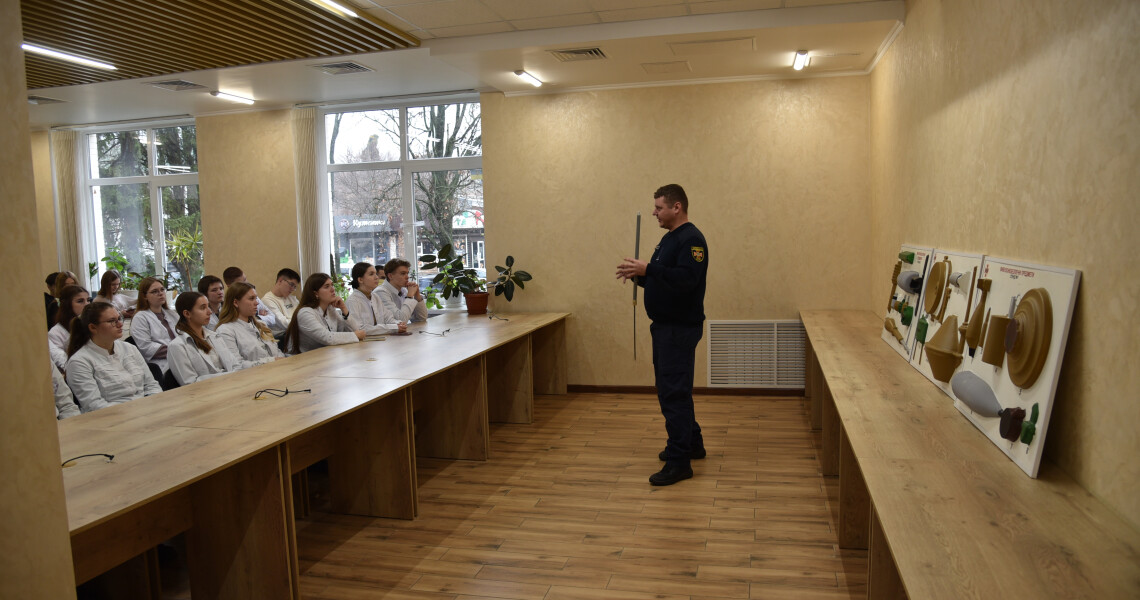 «Не підходь, не чіпай, телефонуй 101»: лекція про вибухонебезпечні предмети у ПДМУ / “Do Not Approach, Do Not Touch, Call 101”: Lecture on Explosive Hazards at PSMU