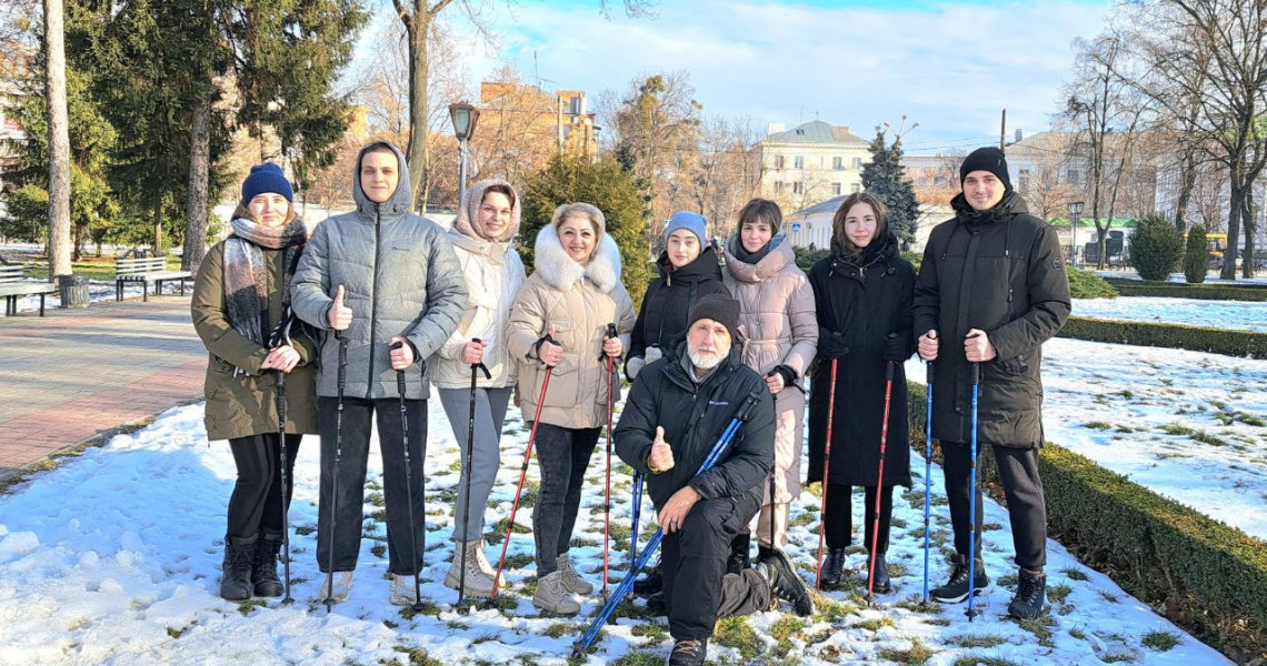 «Спорт для всіх!» - студенти осягали тонкощі скандинавської ходьби / "Sports for All!" - students mastered the intricacies of Nordic walking