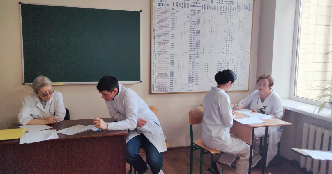 На кафедрі мікробіології, вірусології та імунології розпочалася екзаменаційна сесія здобувачів вищої освіти за ОПП «Стоматологія»