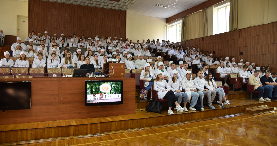 Знакова перша зустріч з першокурсниками: ректор Університету, професор Вячеслав Ждан знайомився, розповідав, відповідав на запитання