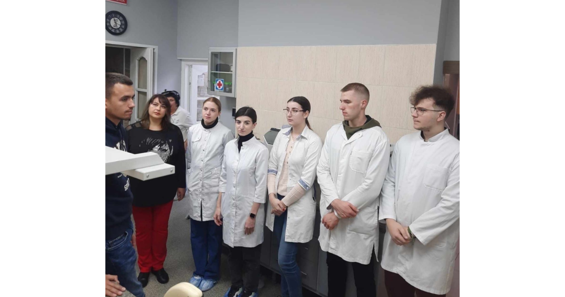 Лікарі-інтерни вивчають нове обладнання / Interns learn how to work on new equipment