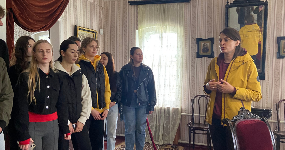 Літературна спадщина, що надихає: студенти ПДМУ відвідали музей Панаса Мирного /  Literary Legacy That Inspires: PSMU Students Visited the Panas Myrny Literary-Memorial Museum