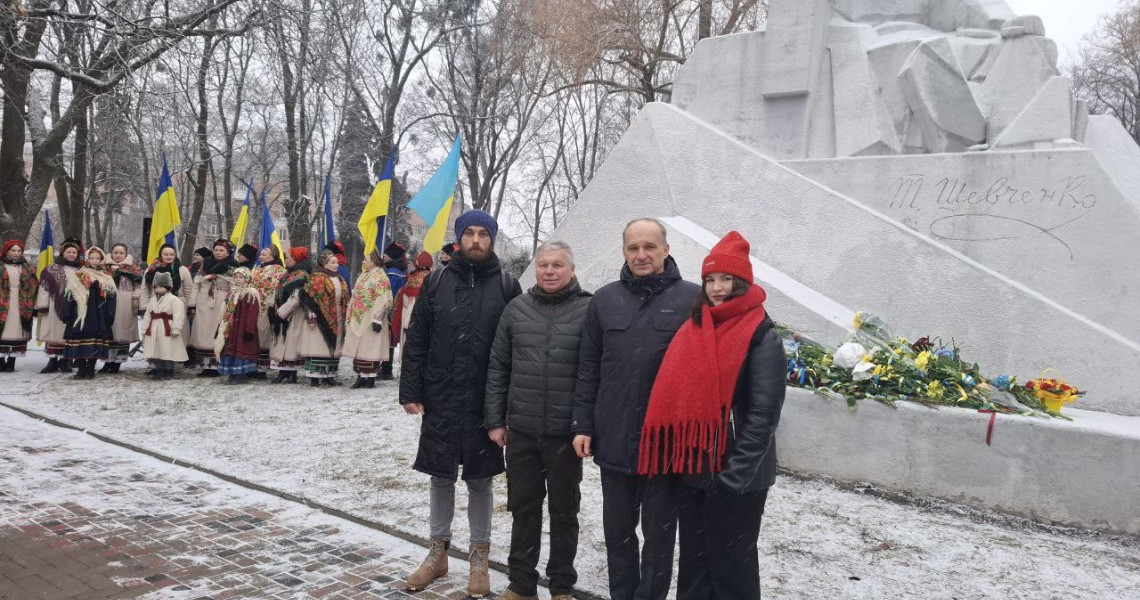 Разом навіки: квіти до підніжжя пам`ятника великому оспівачу Свободи Єдності України Тарасу Шевченку