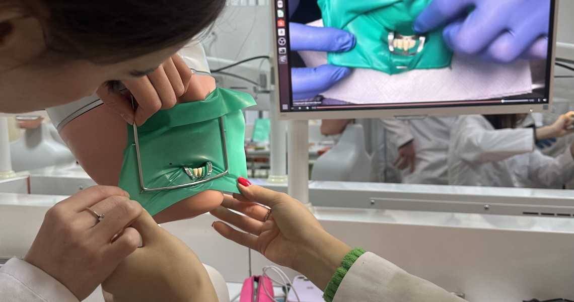 Кофердам полегшує роботу лікаря: детальніше тут / Rubber dam makes a dentist's work easier: more details below