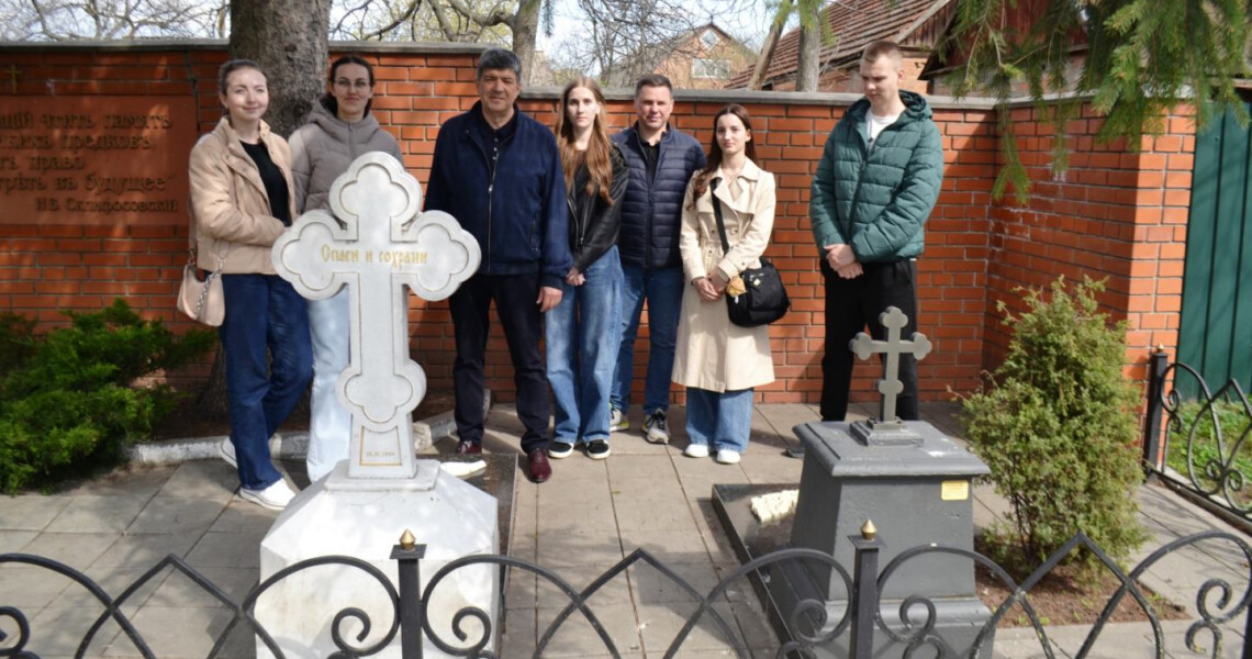 Виховна година на місці поховання Миколи Скліфосовського: у ПДМУ вшанували пам’ять хірурга