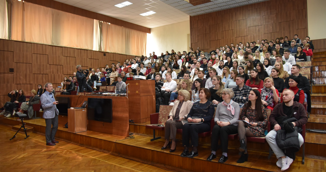 Розпочався курс лекцій від головного лікаря і власника стоматологічної клініки і студії «Аполлонія», випускника ПДМУ (ПМСІ) Сергія Радлінського