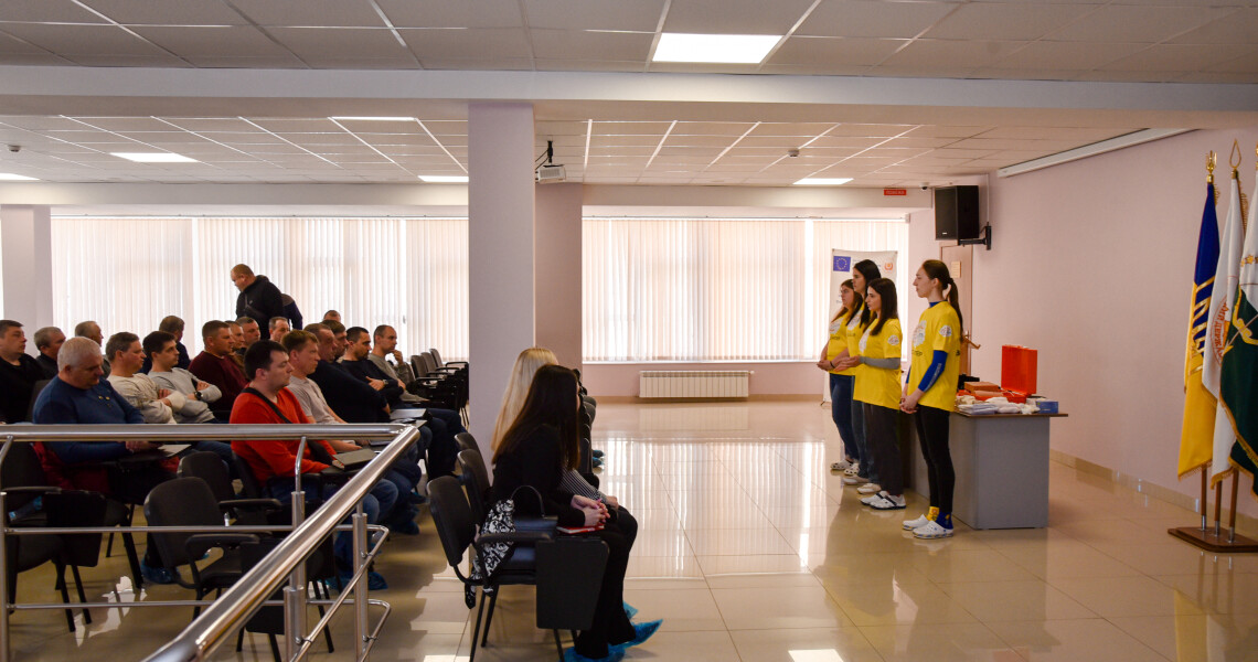 Практика, що рятує життя: представники ВЗ «Єдність» ПДМУ навчали працівників АТ «Полтавагаз» домедичної допомоги