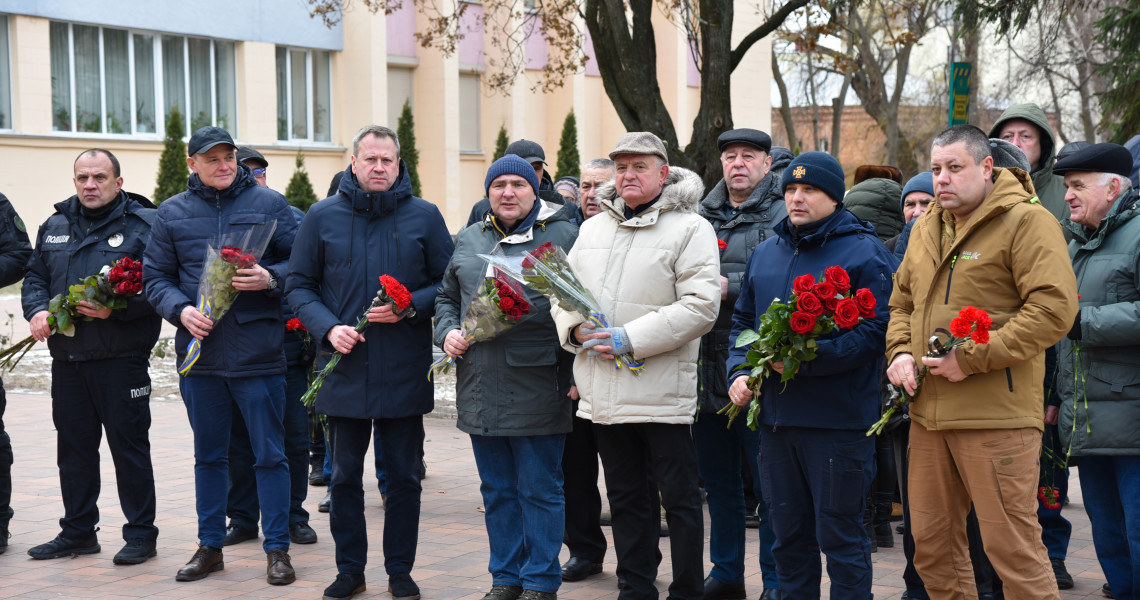 Квіти на знак глибокої шани: викладачі та студенти Університету пам`ятають / Flowers as a Symbol of Deep Respect: University Faculty and Students Remember