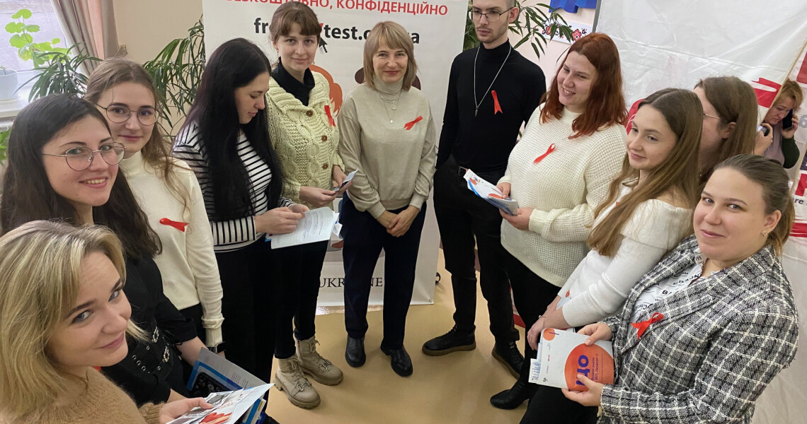 До Всесвітнього дня боротьби зі СНІДом та підтримки людей, які живуть із ВІЛ / For World AIDS Day and in Support of People Living with HIV
