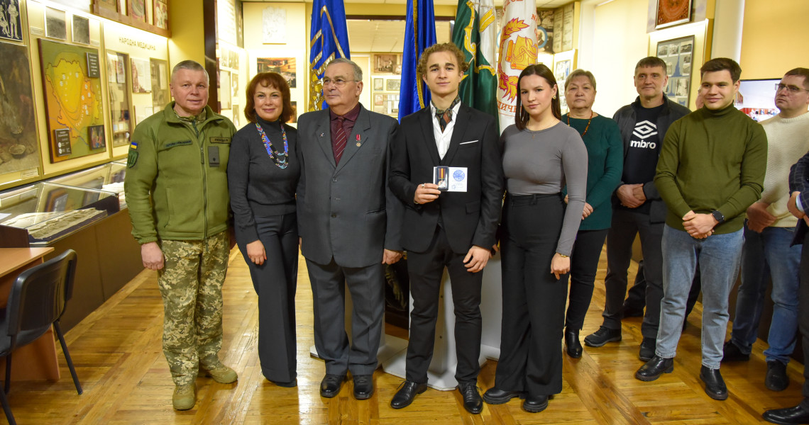 До Міжнародного дня волонтера представників ПДМУ нагородили медалями «За гідність та патріотизм»