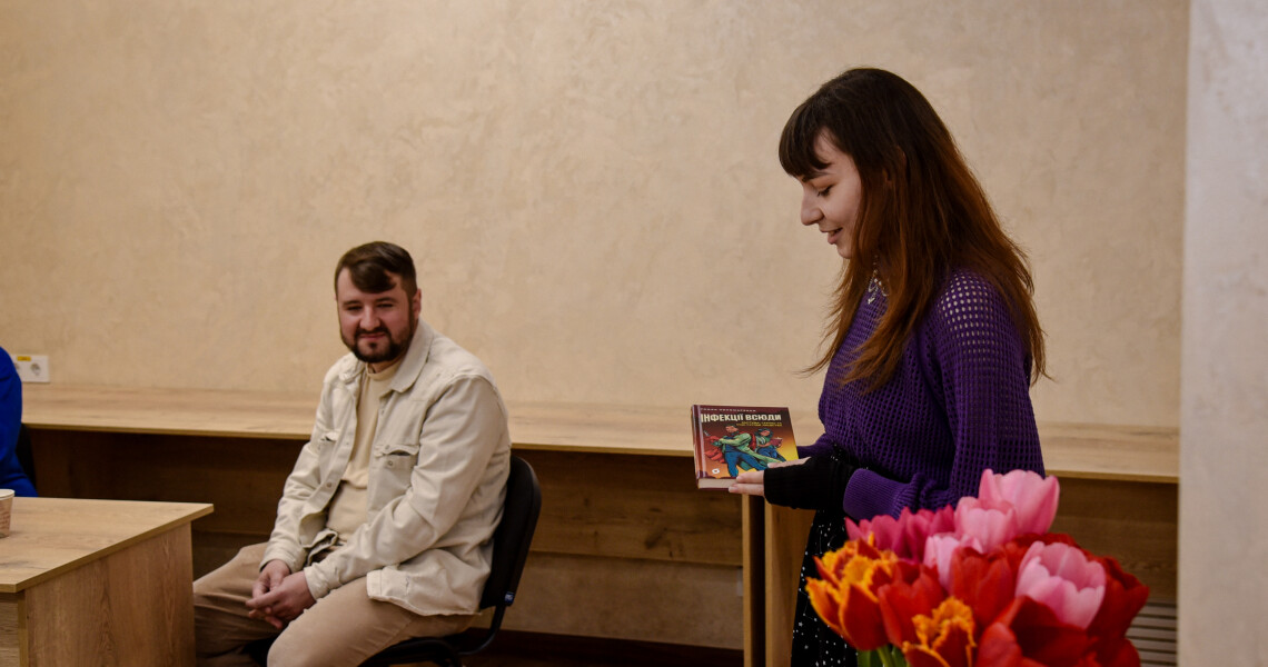 «Інфекції всюди»: випускник ПДМУ презентував книгу до 105-річчя університету