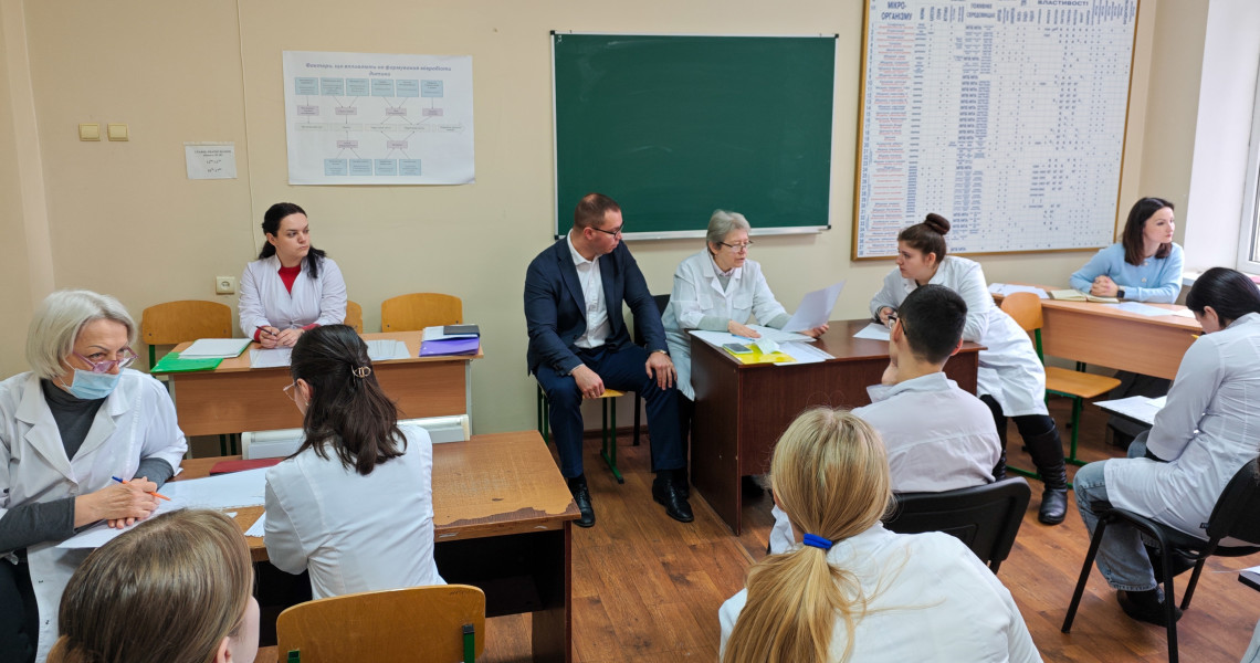 Екзаменаційна напруга не спадає: на зв`язку - третьокурсники / Exam tension continues: third-year students stay focused