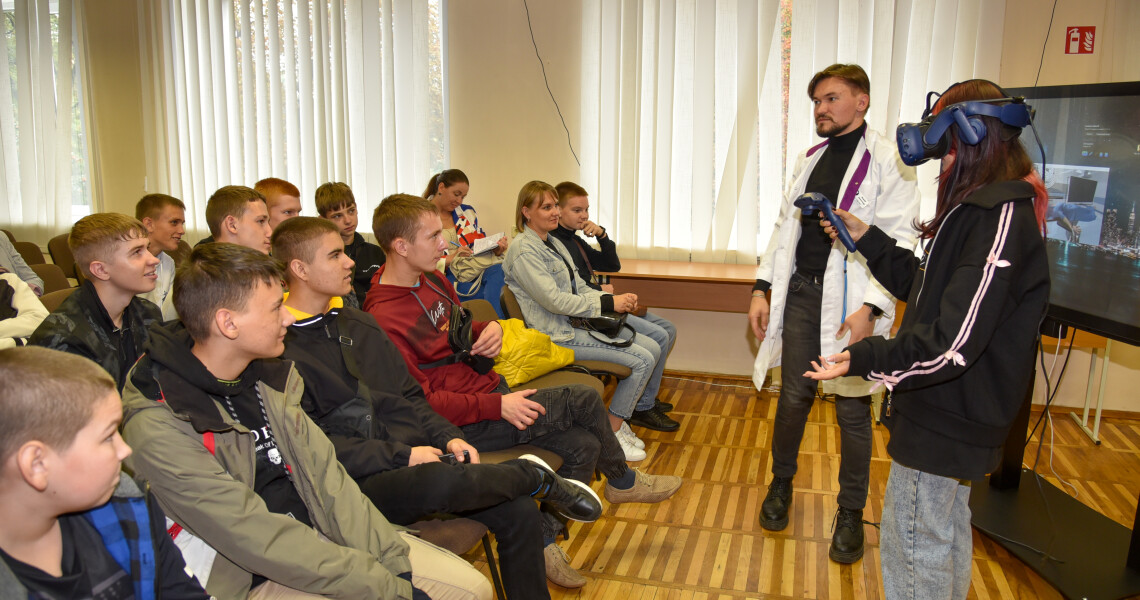 Навчаємо лікарів для миру і майбутнього!: у ПДМУ стартував цикл профорієнтаційних заходів для школярів