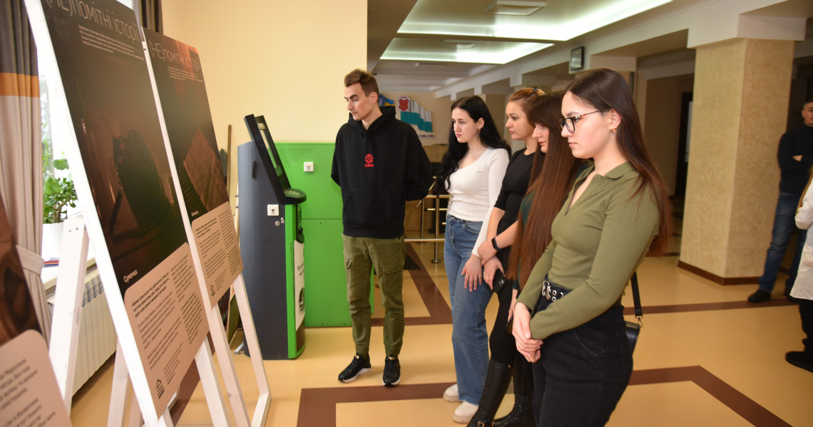 У ПДМУ відкрилася фотовиставка «(Не) помітні історії» / Photo exhibition " (In)visible Histories" opened at PSMU