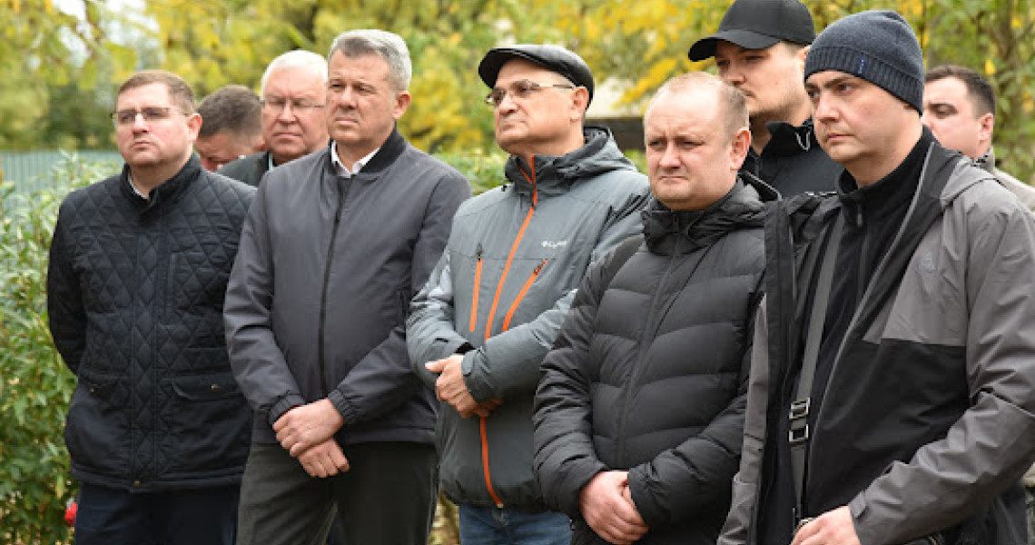 Чергове засідання Асоціації хірургів Полтавщини розпочали біля меморіалу пам’яті родини Скліфосовських: що нового там побачили