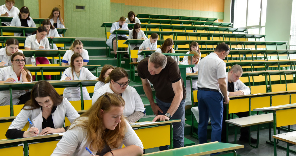 У червневі дні у Полтавському державному медичному університеті спекотна екзаменаційна пора