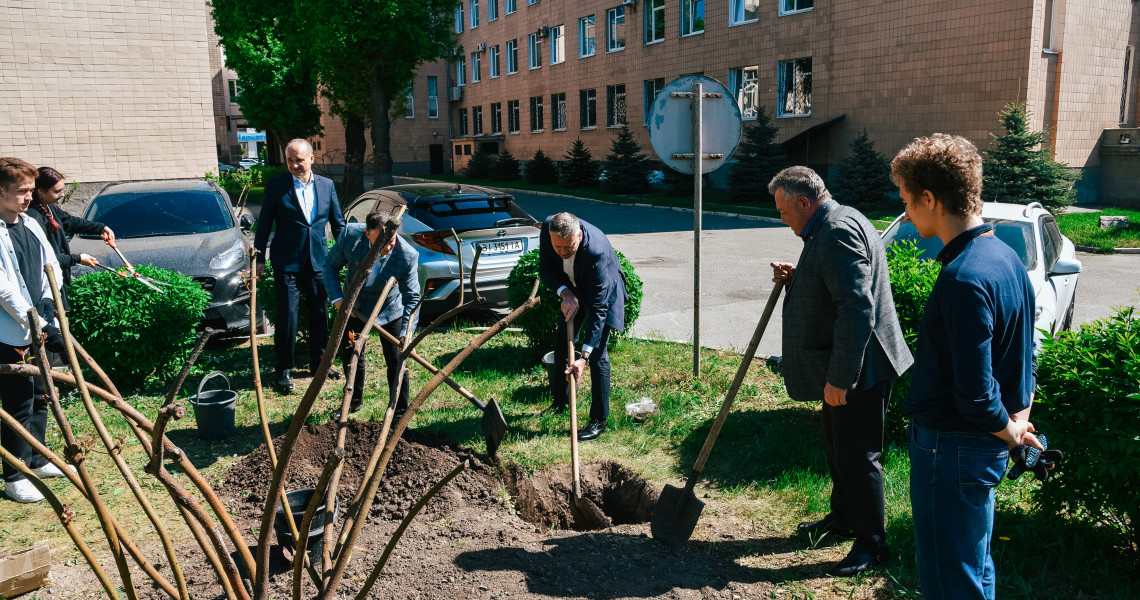 У добрий час: започатковано арборетум на території ПДМУ / In good time: arboretum was launched on the territory of PSMU