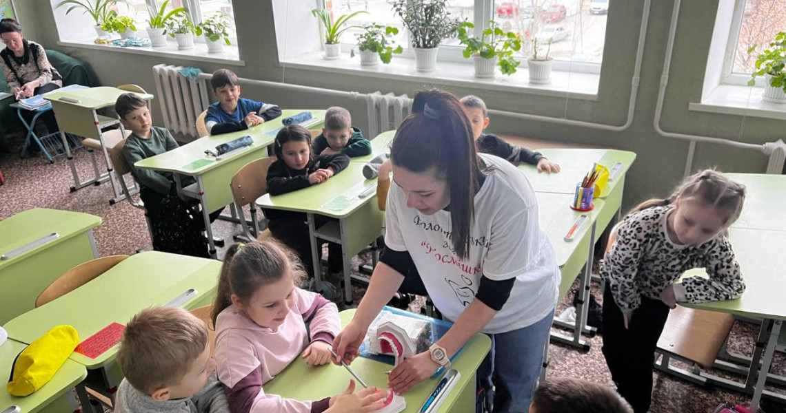 Волонтерки "Посмішки" побували у першокласників / Volunteers of the "Posmishka (Smile)" group visited first-grade schoolchildren