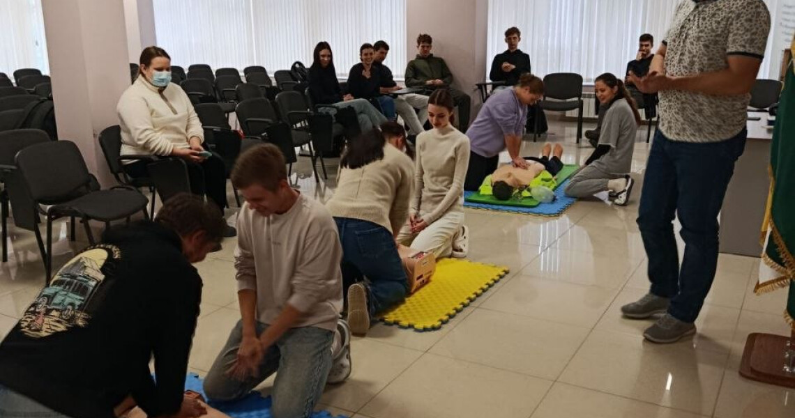Тиждень ерготерапії: у ПДМУ відпрацювали навички домедичної допомоги / Occupational Therapy Week: PSMU Students Practice Basic First Aid Skills