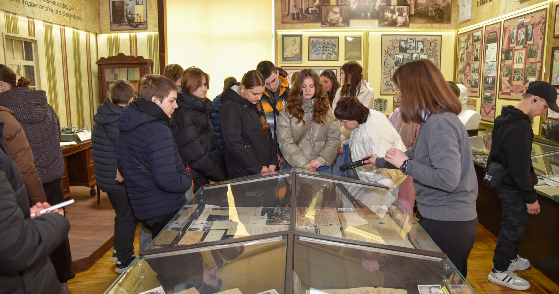 Від первісних методів до 3D-атласів: профорієнтаційна екскурсія для школярів у ПДМУ / From Primitive Methods to 3D Atlases: Career Guidance Tour for Pupils at PSMU