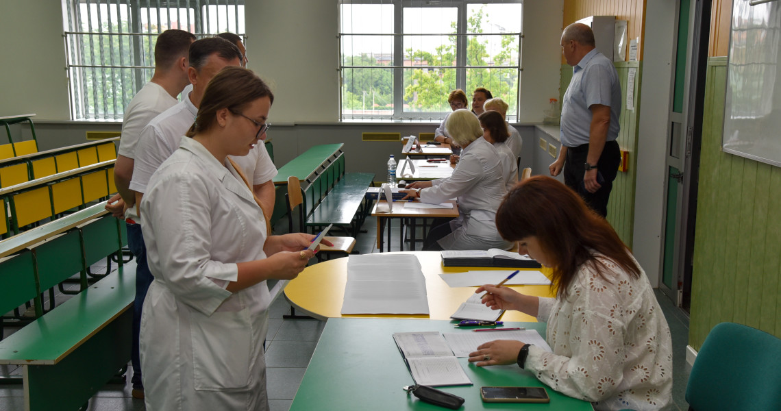 У червневі дні у Полтавському державному медичному університеті спекотна екзаменаційна пора