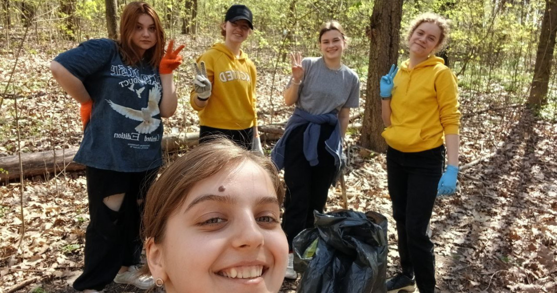 Волонтери "Аlmino" у парку Перемоги розповіли про добрі справи / “Almino” volunteers in Park Peremohy talk about their good deeds