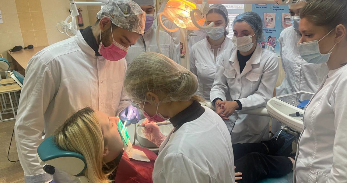 Студенти ПДМУ навчаються якісно лікувати зуби / PSMU Students Learn to Treat Teeth Effectively