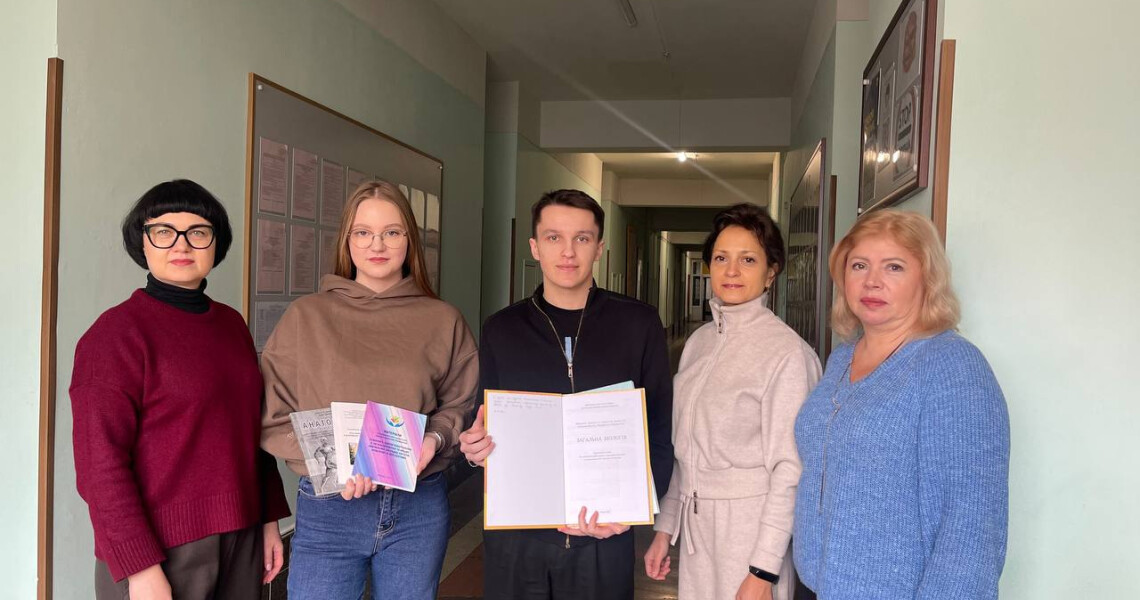 Книги в дарунок: викладачі кафедри біології підтримали проєкт StudLibSpace / Books as a Gift: Department of Biology Faculty Support the StudLibSpace Project