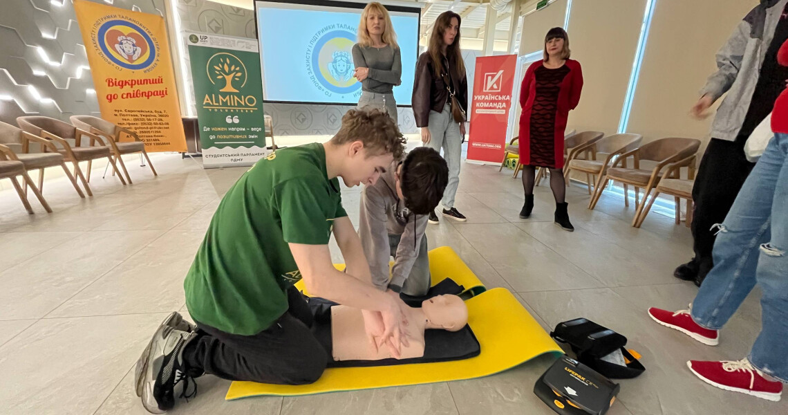 Знання, що рятують життя: волонтери «Almino» СП ПДМУ провели тренінг із домедичної допомоги для школярів