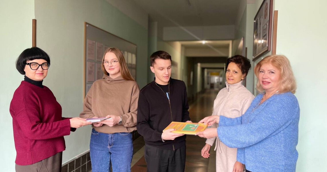 Книги в дарунок: викладачі кафедри біології підтримали проєкт StudLibSpace / Books as a Gift: Department of Biology Faculty Support the StudLibSpace Project