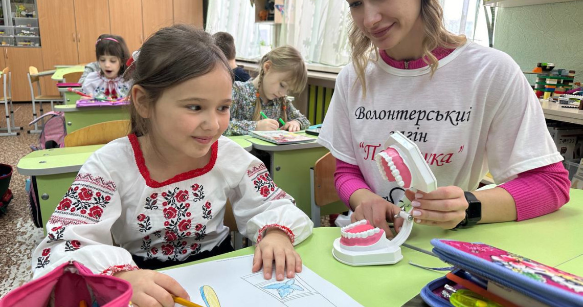 Студенти-волонтери «Посмішки» побували у школі / Students-volunteers from "Posmishka (Smile)" visited the school