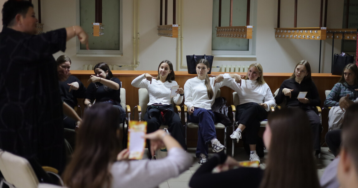 Волонтери ВЗ «Єдність» ПДМУ опановували основи жестової мови / Volunteers of the PSMU “Yednist” Volunteer Unit Learn the Basics of Sign Language