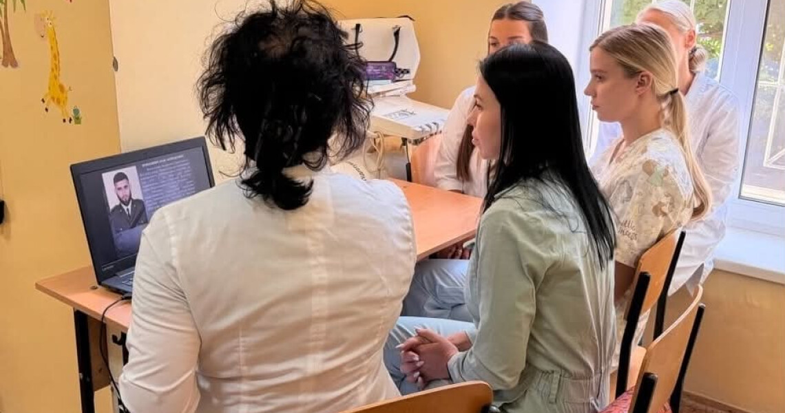 Пам’ять і вдячність: на кафедрі дитячої стоматології ПДМУ вшанували Захисників України / Memory and Gratitude: PSMU Department of Pediatric Dentistry Honors Ukraine’s Defenders