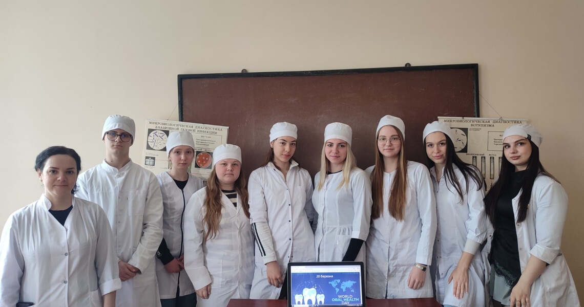 У Всесвітній день здоров’я ротової порожнини майбутні стоматологи досліджували мікрофлору рота / On World Oral Health Day, Future Dentists Explored the Oral Microflora