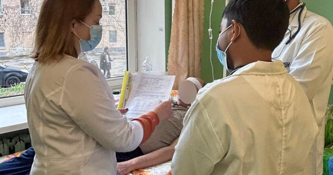 Фото дня: практична робота біля ліжка хворого / Photo of the Day: Practical Training at the Patient’s Bedside
