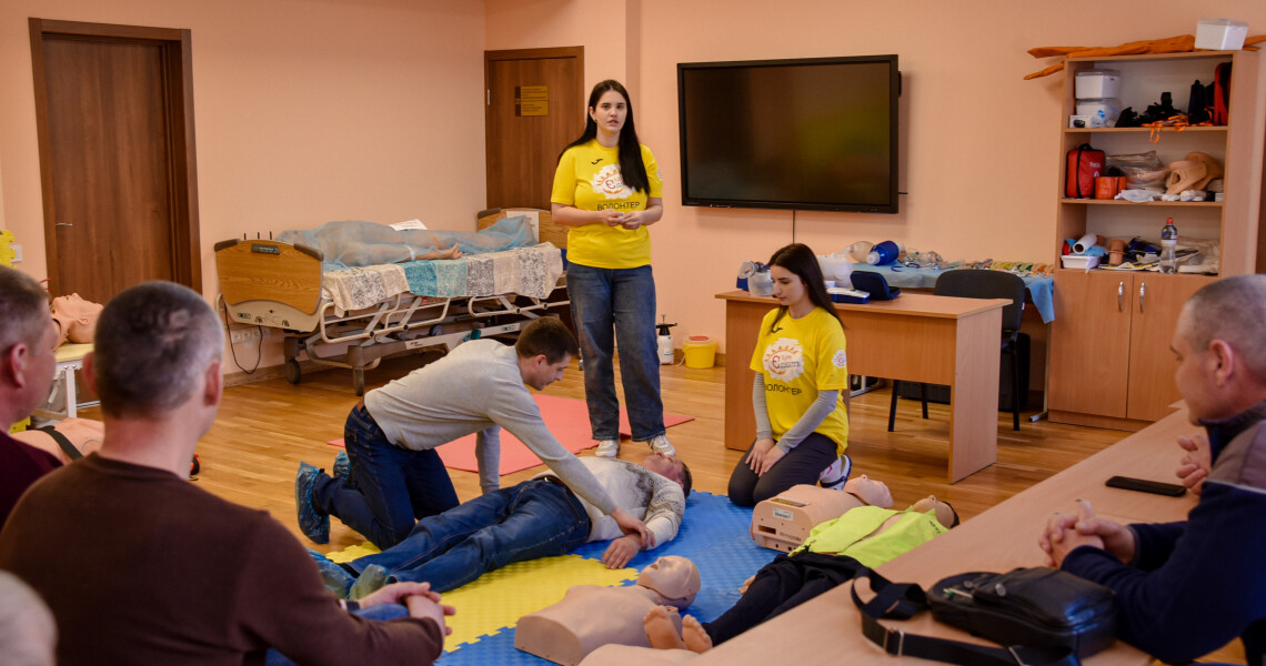 Практика, що рятує життя: представники ВЗ «Єдність» ПДМУ навчали працівників АТ «Полтавагаз» домедичної допомоги