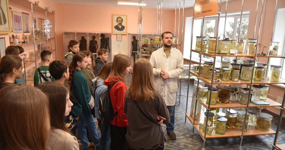 Вихованці ліцею №6 знайомилися з історією та навчанням у ПДМУ: від музею університету до медичних експонатів