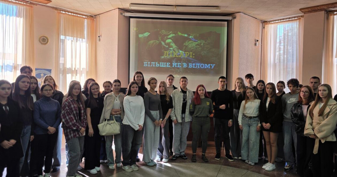 Ветеранка та медикиня-доброволиця Олена Школьна зустрілася з першокурсниками ПДМУ / Veteran and Volunteer Medic Olena Shkolna Meets with First-Year Students of PSMU