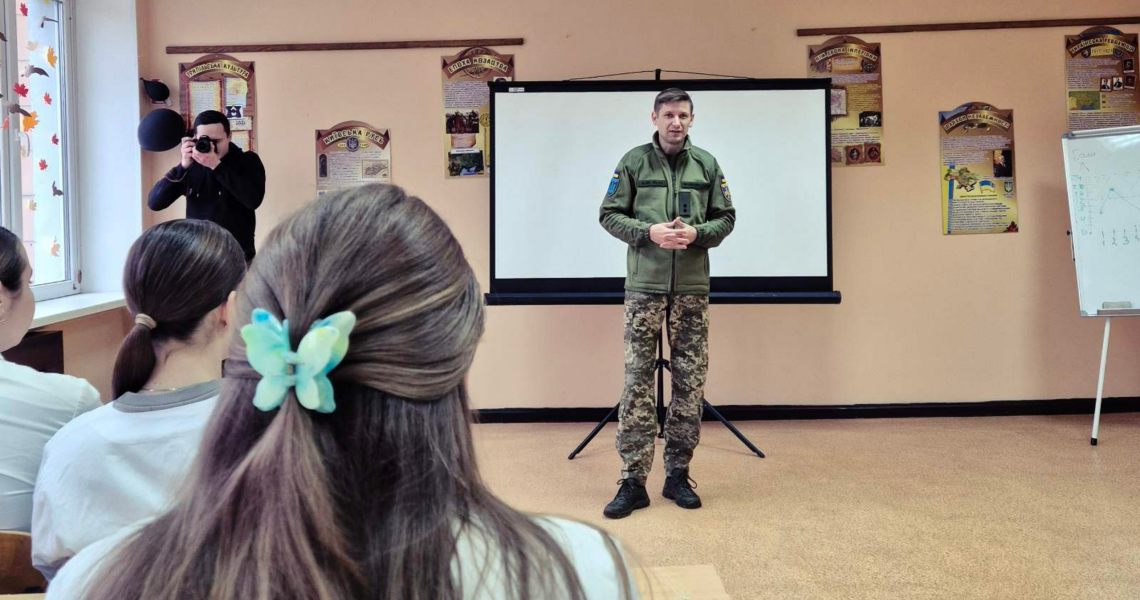 Сучасні виклики «гібридної війни» обговорили на гостьовій лекції / Current Challenges of “Hybrid Warfare” Discussed in Guest Lecture