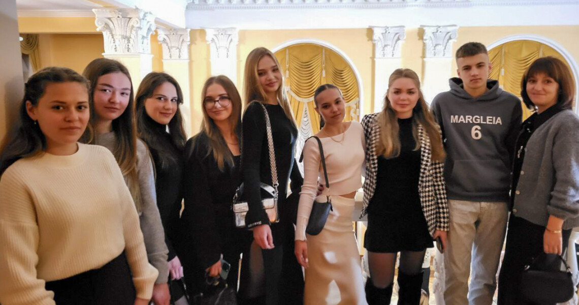 Крок до культурного розвитку: студенти-стоматологи відвідали театр ім. М. В. Гоголя / A Step Toward Cultural Enrichment: Dentistry Students Visit the M. V. Hohol Theater