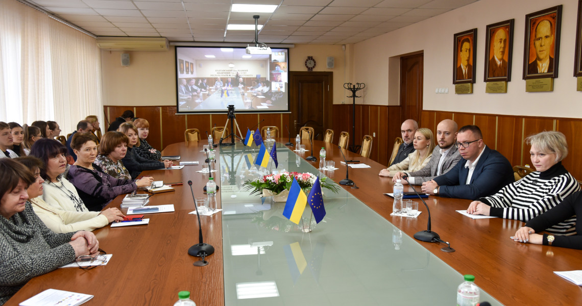 Велелюдне наукове зібрання лінгвістів, психологів, педагогів вищої школи у ЗВО ПДМУ: відкриття та перші враження