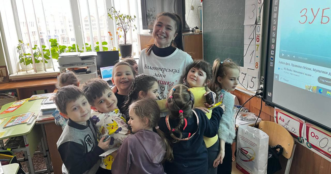 Волонтерки "Посмішки" побували у першокласників / Volunteers of the "Posmishka (Smile)" group visited first-grade schoolchildren