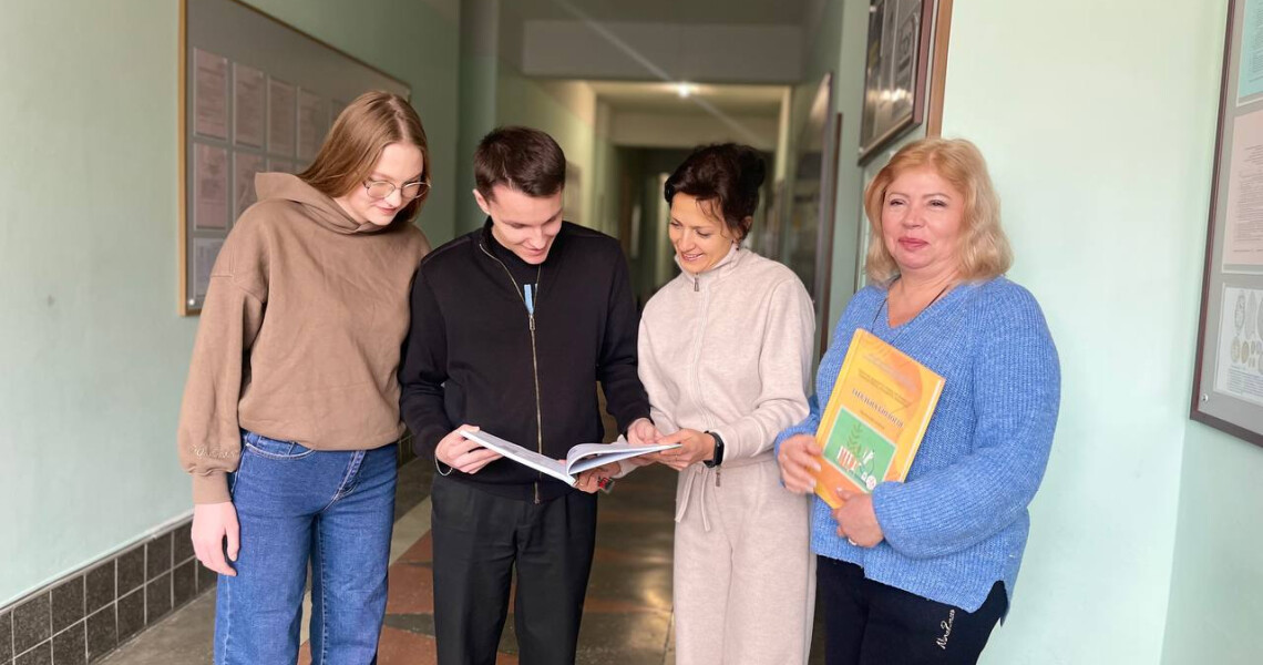 Книги в дарунок: викладачі кафедри біології підтримали проєкт StudLibSpace / Books as a Gift: Department of Biology Faculty Support the StudLibSpace Project