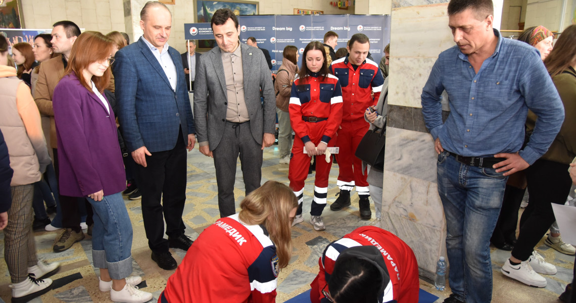 Наука дає можливість зрозуміти, як працює світ навколо нас / Science helps us understand how the world around us works