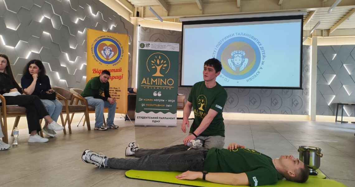 Знання, що рятують життя: волонтери «Almino» СП ПДМУ провели тренінг із домедичної допомоги для школярів