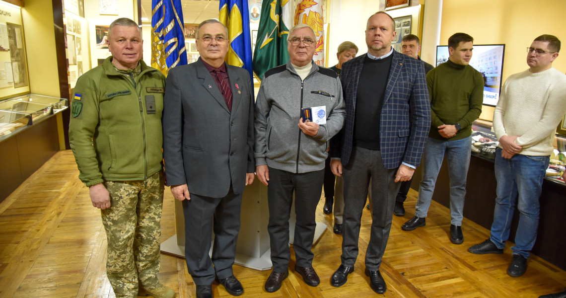 До Міжнародного дня волонтера представників ПДМУ нагородили медалями «За гідність та патріотизм»