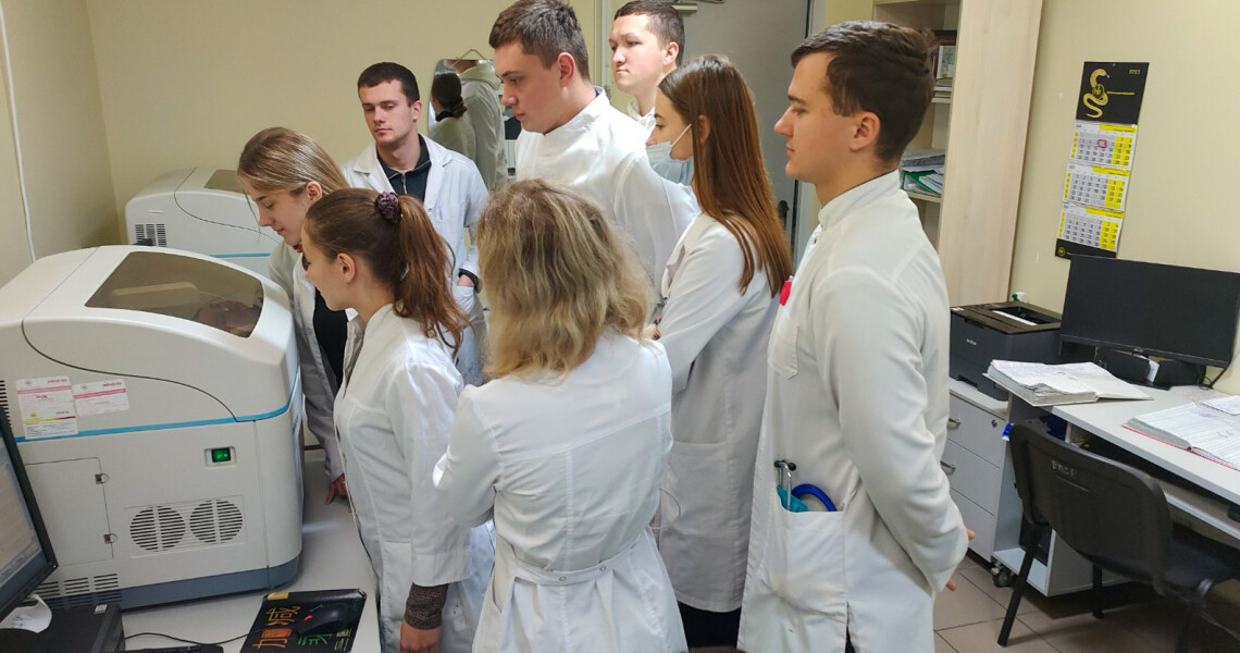 Будні студентів ПДМУ: перші самостійні кроки на шляху до професії / Everyday Life of PSMU Students: First Independent Steps Toward Their Profession