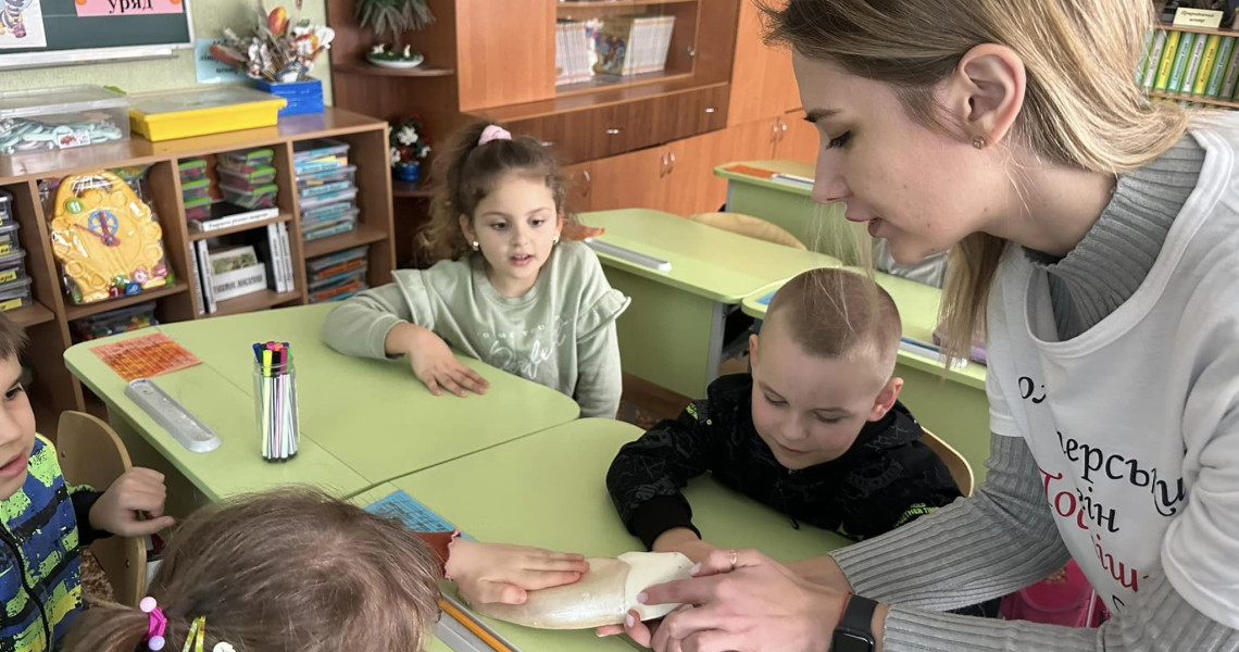 Волонтерки "Посмішки" побували у першокласників / Volunteers of the "Posmishka (Smile)" group visited first-grade schoolchildren